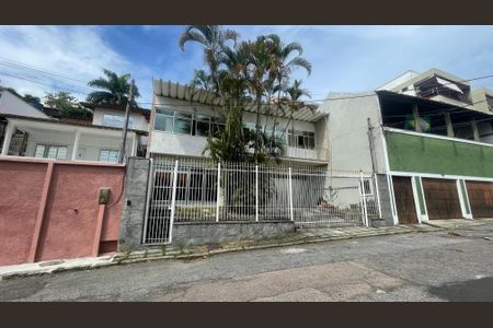 Casa para alugar com 300m², 4 quartos e 6 vagasFachada