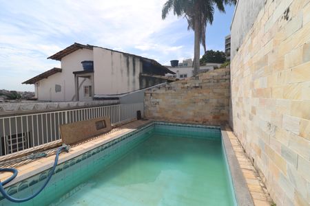 Casa para alugar com 300m², 4 quartos e 6 vagasPiscina