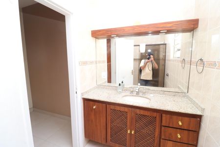 Casa para alugar com 300m², 4 quartos e 6 vagasBanheiro da Suíte