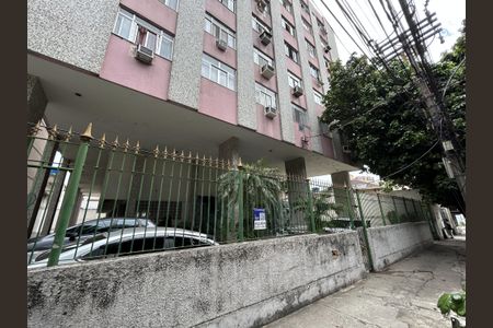 Apartamento para alugar com 65m², 2 quartos e 1 vagaFachada + plaquinha