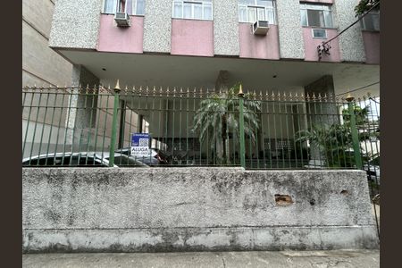 Apartamento para alugar com 65m², 2 quartos e 1 vagaFachada + plaquinha