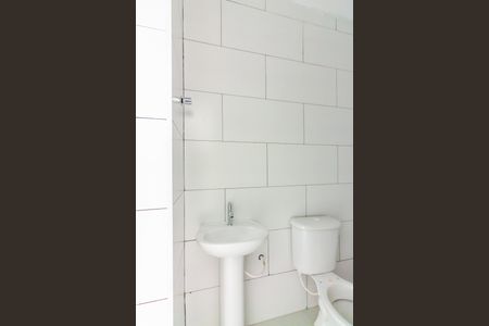 Banheiro social de kitnet/studio para alugar com 1 quarto, 25m² em Km 18, Osasco