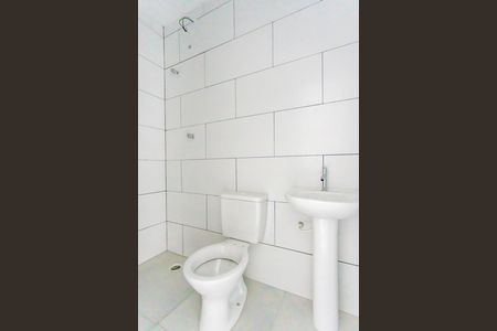 Banheiro social de kitnet/studio para alugar com 1 quarto, 28m² em Vila Quitauna, Osasco