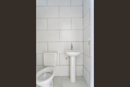 Banheiro social de kitnet/studio para alugar com 1 quarto, 28m² em Vila Quitauna, Osasco