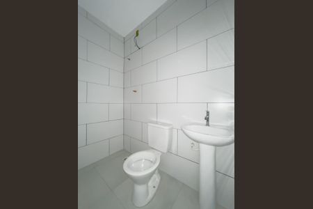 Banheiro de kitnet/studio para alugar com 1 quarto, 25m² em Vila Quitauna, Osasco