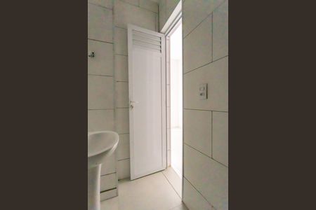 Banheiro social de kitnet/studio para alugar com 1 quarto, 26m² em Vila Quitauna, Osasco