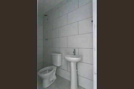 Banheiro social de kitnet/studio para alugar com 1 quarto, 26m² em Vila Quitauna, Osasco