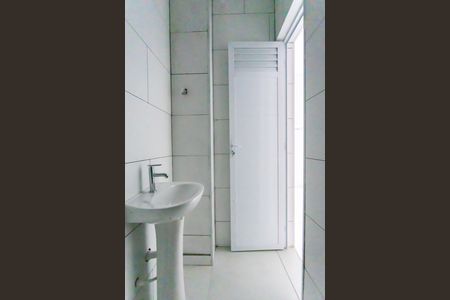 Banheiro social de kitnet/studio para alugar com 1 quarto, 26m² em Vila Quitauna, Osasco