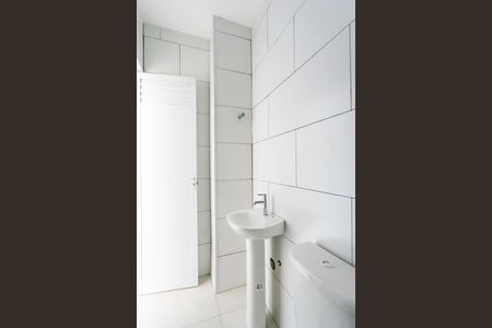 Banheiro social de kitnet/studio para alugar com 1 quarto, 27m² em Vila Quitauna, Osasco