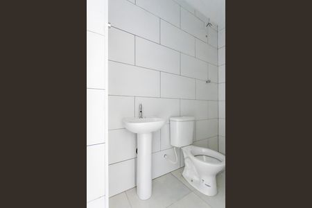 Banheiro social de kitnet/studio para alugar com 1 quarto, 27m² em Vila Quitauna, Osasco