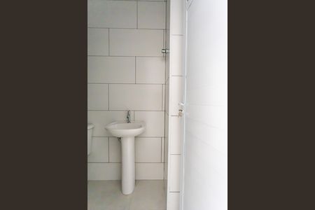 Banheiro social de kitnet/studio para alugar com 1 quarto, 29m² em Vila Quitauna, Osasco