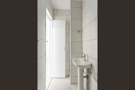 Banheiro social de apartamento para alugar com 1 quarto, 27m² em Vila Quitauna, Osasco