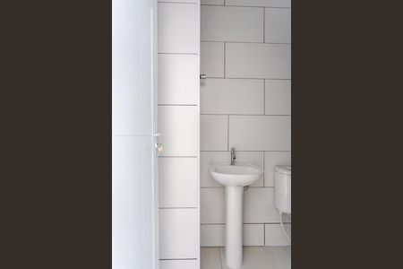 Banheiro social de apartamento para alugar com 1 quarto, 27m² em Vila Quitauna, Osasco