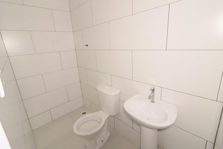 Banheiro de kitnet/studio para alugar com 1 quarto, 25m² em Vila Quitauna, Osasco
