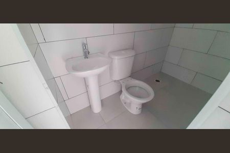 Banheiro de kitnet/studio para alugar com 1 quarto, 25m² em Vila Quitauna, Osasco