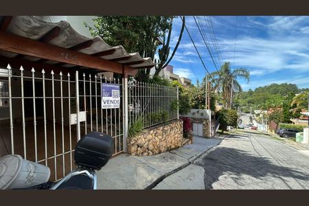 Casa à venda com 136m², 4 quartos e 2 vagas Casa à venda com 136m², 4 quartos e 2 vagasFachada