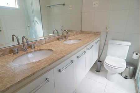 Apartamento à venda com 136m², 3 quartos e 2 vagasBanheiro da Suíte 1