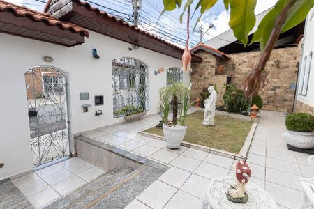 Casa à venda com 280m², 4 quartos e 8 vagasQuintal
