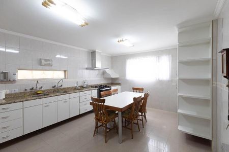 Casa à venda com 280m², 4 quartos e 8 vagasCozinha - Armários