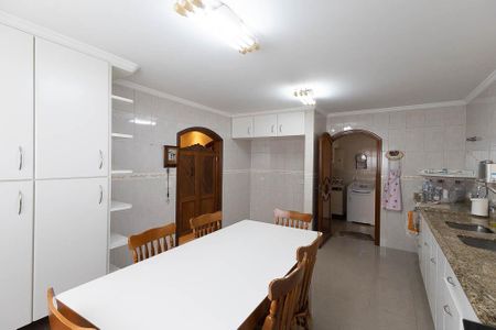 Casa à venda com 280m², 4 quartos e 8 vagasCozinha - Armários