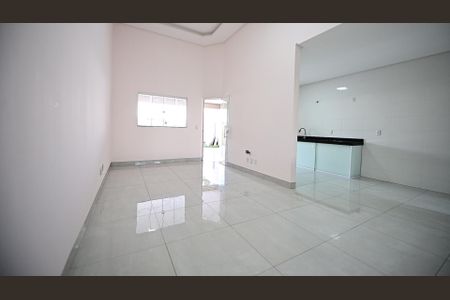 Casa à venda com 180m², 3 quartos e 3 vagas Casa à venda com 180m², 3 quartos e 3 vagasSala