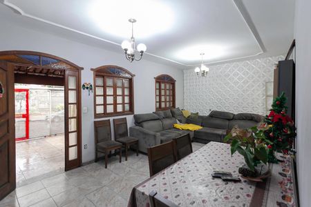 Casa à venda com 196m², 3 quartos e 2 vagas Casa à venda com 196m², 3 quartos e 2 vagasSala