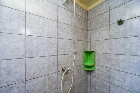 Banheiro de apartamento à venda com 1 quarto, 57m² em Jardim Dona Leopoldina, Porto Alegre