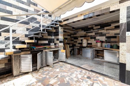 Casa à venda com 197m², 4 quartos e 1 vaga Casa à venda com 197m², 4 quartos e 1 vagaQuintal