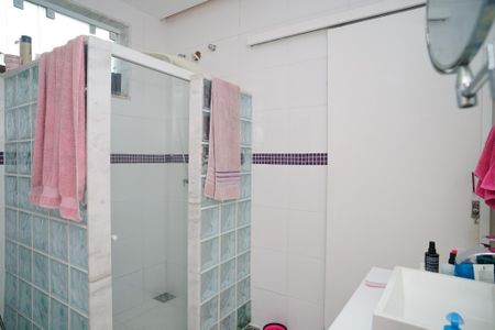 Casa à venda com 181m², 4 quartos e 5 vagasBanheiro do Quarto 2