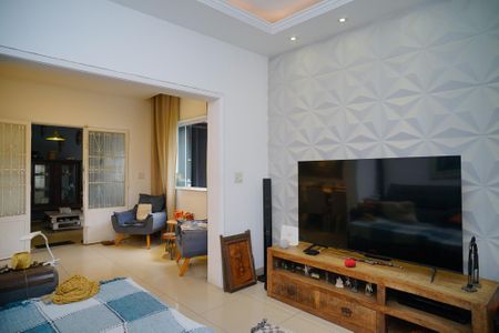 Sala de TV de casa à venda com 4 quartos, 181m² em Serra Grande, Niterói