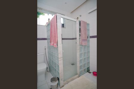 Casa à venda com 181m², 4 quartos e 5 vagasBanheiro do Quarto 2