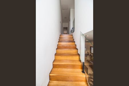 Casa de condomínio à venda com 159m², 3 quartos e 2 vagasEscada