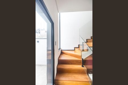 Casa de condomínio à venda com 159m², 3 quartos e 2 vagasEscada