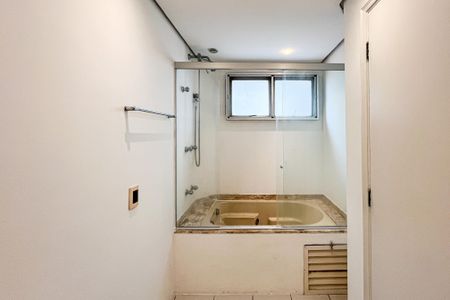 Apartamento à venda com 125m², 3 quartos e 2 vagas Apartamento à venda com 125m², 3 quartos e 2 vagasBanheiro da Suíte