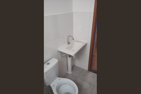 Banheiro de apartamento para alugar com 2 quartos, 41m² em Vila Perracini, Poá