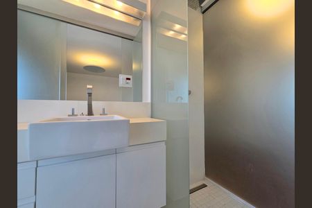 Apartamento à venda com 260m², 3 quartos e 4 vagas Apartamento à venda com 260m², 3 quartos e 4 vagasBanheiro da suíte 2