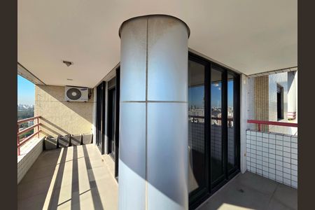 Apartamento à venda com 260m², 3 quartos e 4 vagas Apartamento à venda com 260m², 3 quartos e 4 vagasVaranda da Suíte 1