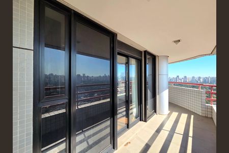 Apartamento à venda com 260m², 3 quartos e 4 vagas Apartamento à venda com 260m², 3 quartos e 4 vagasVaranda da Suíte 1