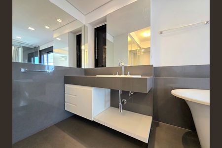 Apartamento à venda com 260m², 3 quartos e 4 vagas Apartamento à venda com 260m², 3 quartos e 4 vagasBanheiro da suíte 1