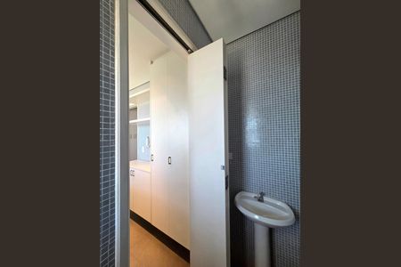 Apartamento à venda com 260m², 3 quartos e 4 vagas Apartamento à venda com 260m², 3 quartos e 4 vagasBanheiro de serviço