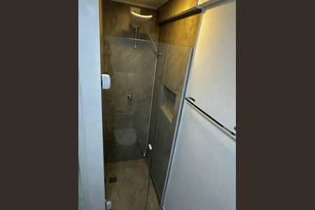Banheiro de apartamento à venda com 1 quarto, 32m² em Centro, Campinas