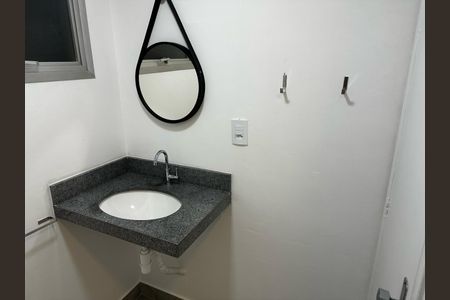 Banheiro de apartamento à venda com 1 quarto, 32m² em Centro, Campinas