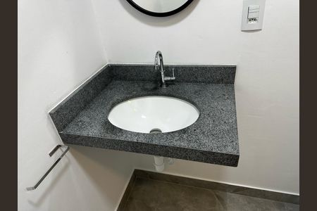 Banheiro de apartamento à venda com 1 quarto, 32m² em Centro, Campinas