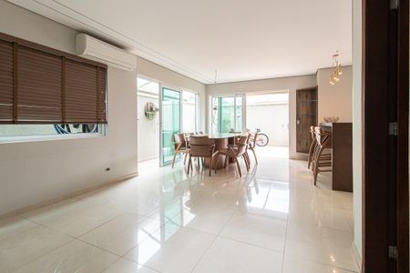 Sala de casa de condomínio para alugar com 4 quartos, 325m² em Santa Quiteria, Curitiba