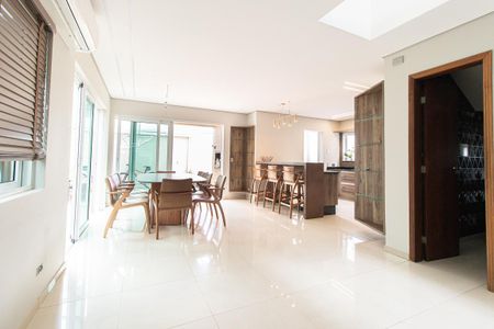 Sala de casa de condomínio para alugar com 4 quartos, 325m² em Santa Quiteria, Curitiba