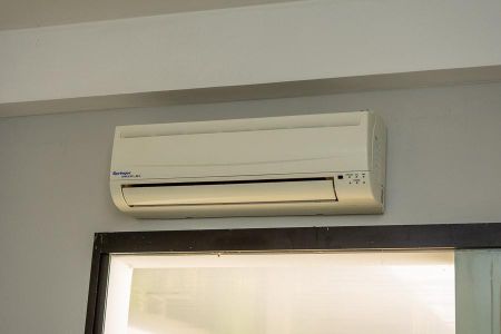 Casa de condomínio para alugar com 640m², 5 quartos e 6 vagas Casa de condomínio para alugar com 640m², 5 quartos e 6 vagasDetalhe Quarto de apoio -Ar condicionado