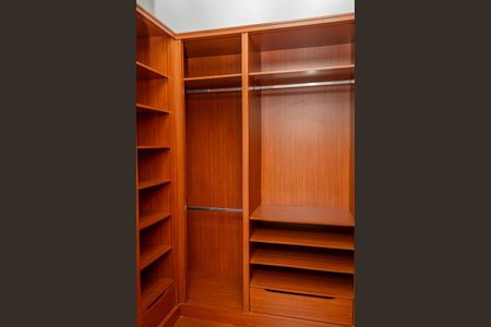 Casa de condomínio para alugar com 640m², 5 quartos e 6 vagas Casa de condomínio para alugar com 640m², 5 quartos e 6 vagasCloset Suite 1