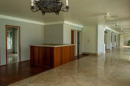 Varandão coberto com espaço de apoio a área de lazer e jardim com pia,banheiros, quarto de serviço de casa de condomínio para alugar com 5 quartos, 640m² em Riviera Tamborlim, Americana