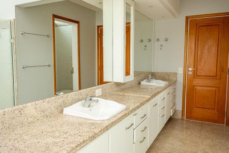 Casa de condomínio para alugar com 640m², 5 quartos e 6 vagas Casa de condomínio para alugar com 640m², 5 quartos e 6 vagasBanheiro compartilhado com Suíte 4 e 5