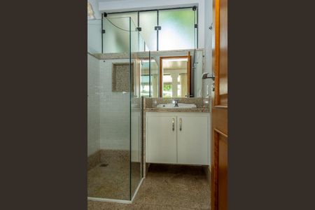 Casa de condomínio para alugar com 640m², 5 quartos e 6 vagas Casa de condomínio para alugar com 640m², 5 quartos e 6 vagasBanheiro Externo 2